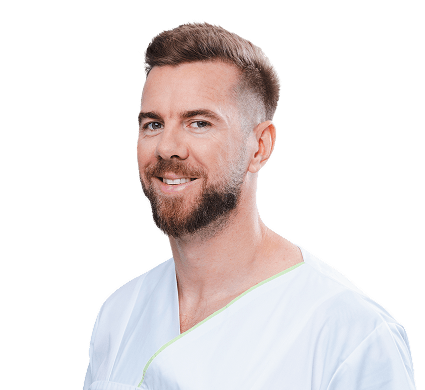 Muž v bielom lekárskom oblečení.