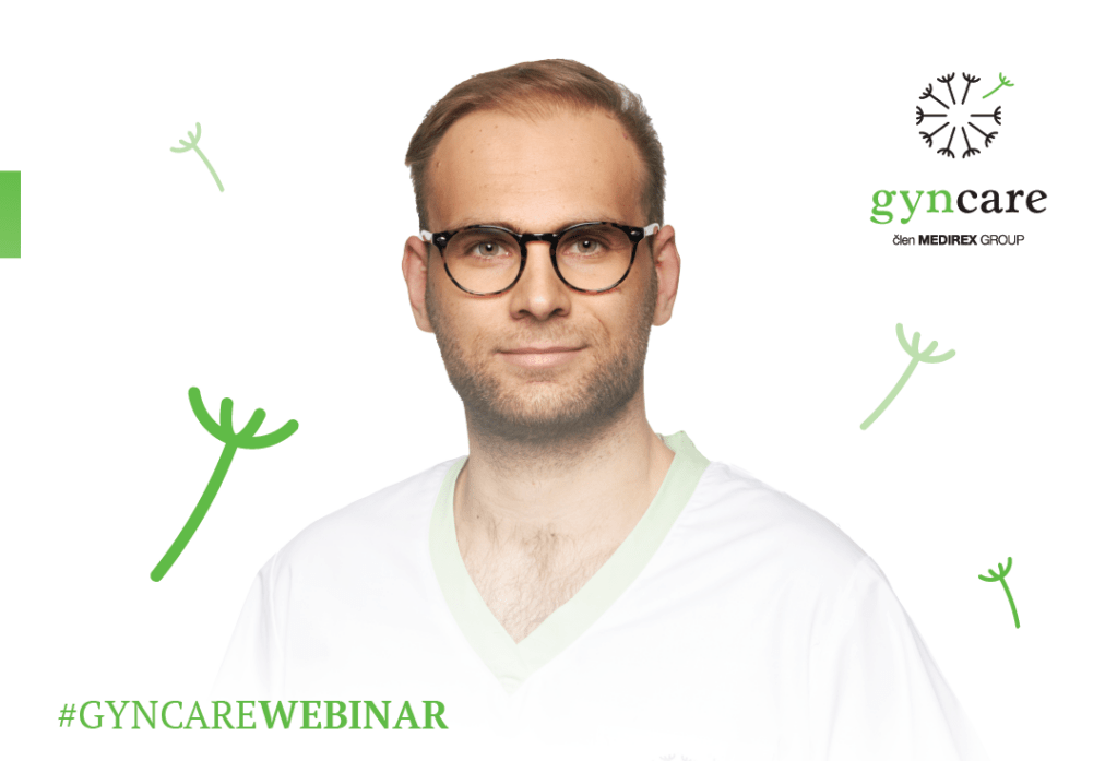 Muži v bielom tričku s logom.