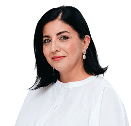 Mgr. Silvia László 1 Žena v bielom tričku a náušniciach