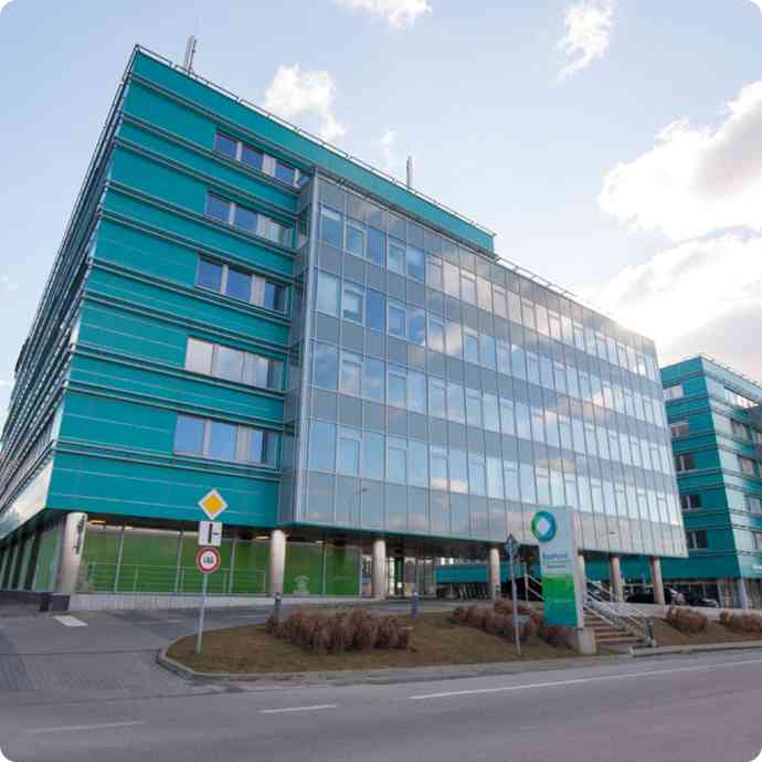 Moderná budova s modrým sklom